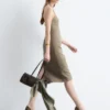 Abito midi con scollo all’americana