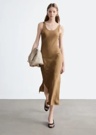Abito midi con taglio sbieco