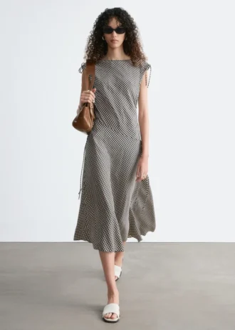 Abito midi drappeggiato asimmetrico