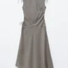 Abito midi drappeggiato asimmetrico
