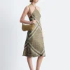 Abito midi in seta con scollo all’americana