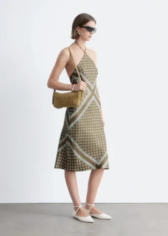 Abito midi in seta con scollo all’americana