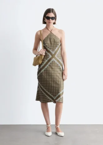 Abito midi in seta con scollo all’americana