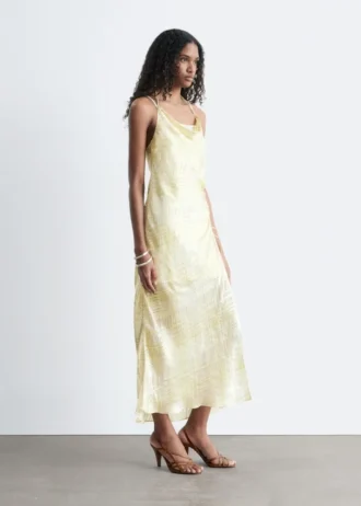 Abito midi jacquard con collo a cappuccio