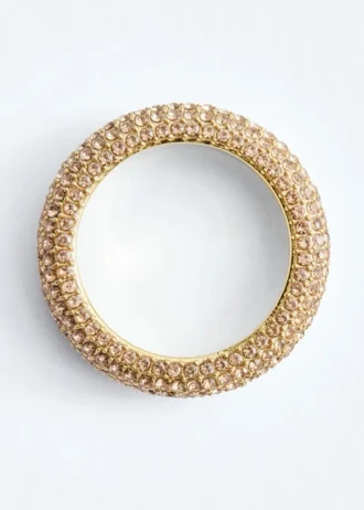 Anello con cristalli incastonati
