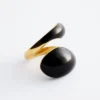 Anello scultoreo a doppia torsione