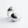 Anello scultoreo a doppia torsione