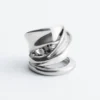 Anello scultoreo a doppio giro