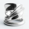 Anello scultoreo a doppio giro