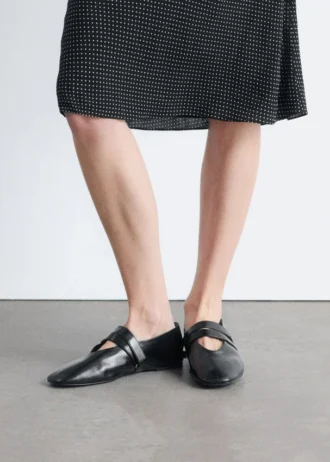Ballerine in pelle con cinturini incrociati