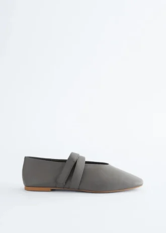 Ballerine in pelle con cinturini incrociati