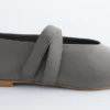 Ballerine in pelle con cinturini incrociati