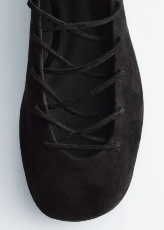 Ballerine in pelle con lacci
