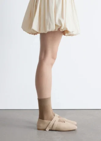 Ballerine in pelle scamosciata con cinturini incrociati