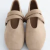 Ballerine in pelle scamosciata con cinturini incrociati