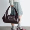 Borsa a spalla in pelle con forma curva