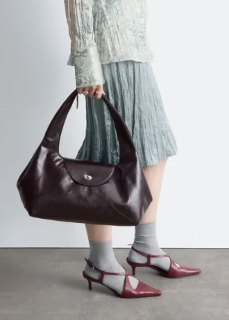 Borsa a spalla in pelle con forma curva