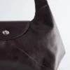 Borsa a spalla in pelle con forma curva