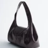 Borsa a spalla in pelle con forma curva