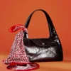Borsa a spalla in pelle con forma curva