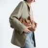 Borsa a spalla in pelle dal profilo basso