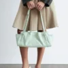 Borsa a spalla in pelle dal profilo basso