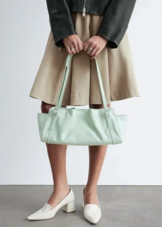 Borsa a spalla in pelle dal profilo basso