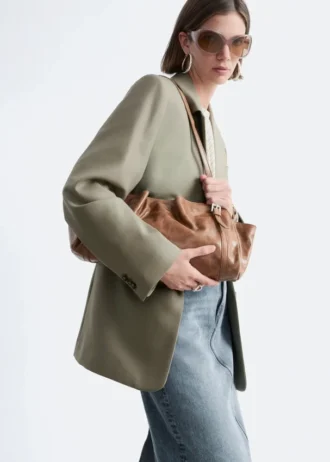 Borsa a spalla in pelle dal profilo basso