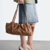 Borsa a spalla in pelle dal profilo basso
