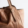 Borsa a spalla in pelle dal profilo basso