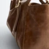 Borsa a spalla in pelle dal profilo basso