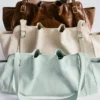 Borsa a spalla in pelle dal profilo basso