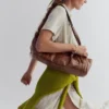 Borsa a spalla in pelle dal profilo basso