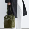Borsa tote in pelle con fibbia e cinturino