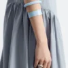 Bracciale rigido in resina con dettagli in metallo a contrasto