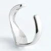 Bracciale a cuffia ondulato