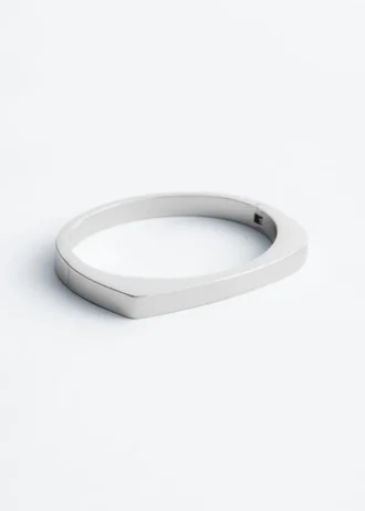 Bracciale rigido angolare