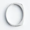 Bracciale rigido angolare
