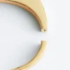 Bracciale rigido angolare