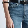 Bracciale rigido in resina con dettagli in metallo a contrasto