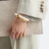 Bracciale rigido in resina con dettagli in metallo a contrasto