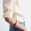 Bracciale rigido in resina con dettagli in metallo a contrasto