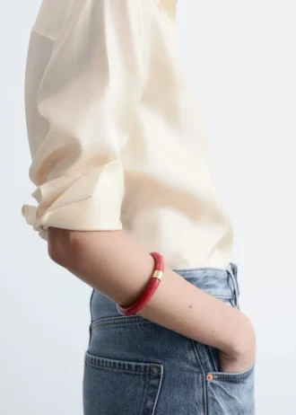 Bracciale rigido in resina con dettagli in metallo a contrasto