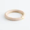 Bracciale rigido in resina con dettagli in metallo a contrasto