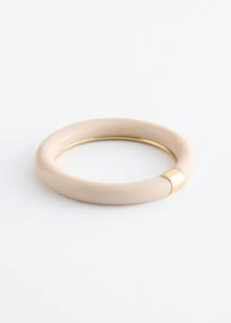 Bracciale rigido in resina con dettagli in metallo a contrasto
