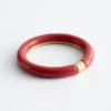 Bracciale rigido in resina con dettagli in metallo a contrasto