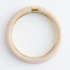 Bracciale rigido in resina con dettagli in metallo a contrasto