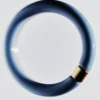 Bracciale rigido in resina con dettagli in metallo a contrasto