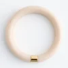 Bracciale rigido in resina con dettagli in metallo a contrasto