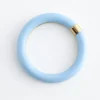 Bracciale rigido in resina con dettagli in metallo a contrasto